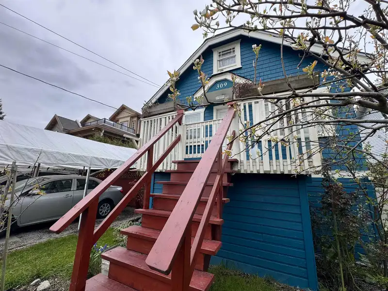 309 BOYNE STREET - photo 2 of 27
