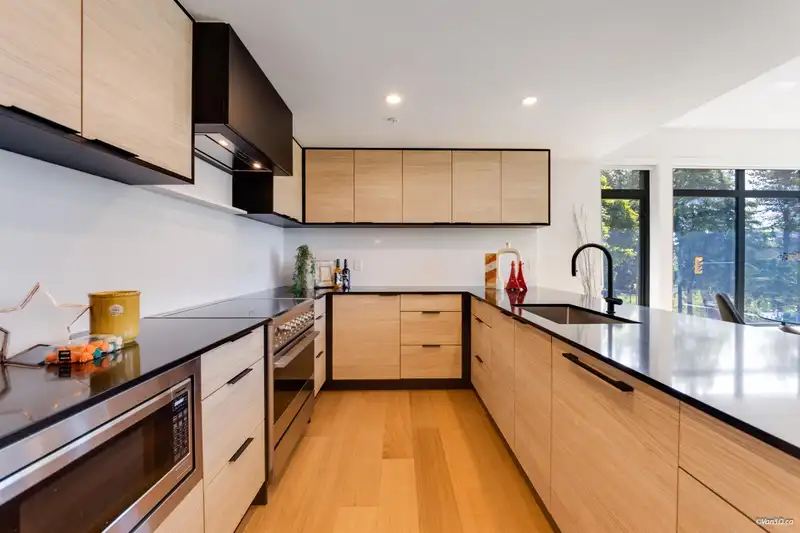 302 6485 MANITOBA STREET - photo 4 of 35
