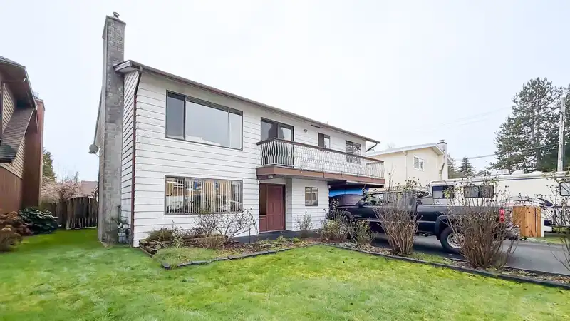 5716 48B AVENUE - photo 2 of 30