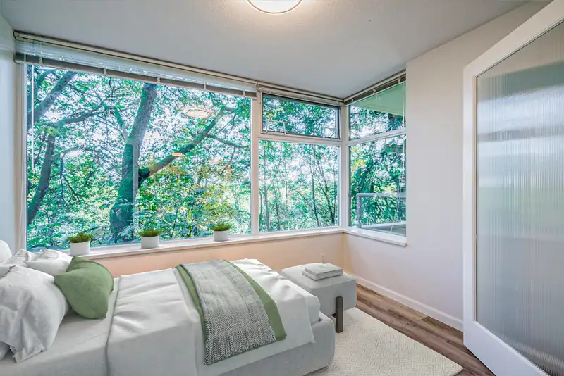 005 9298 UNIVERSITY CRESCENT - photo 3 of 38