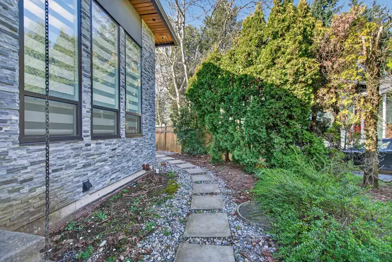 11890 GILMOUR CRESCENT - photo 4 of 38