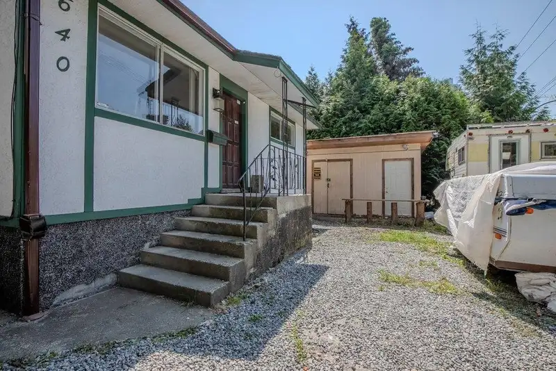 640 CLARKE ROAD - photo 2 of 22