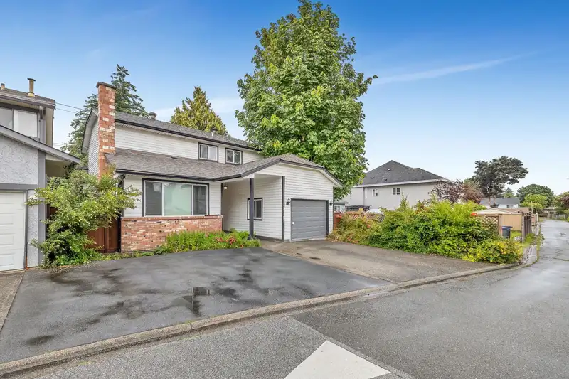 15420 96 AVENUE - photo 1 of 9