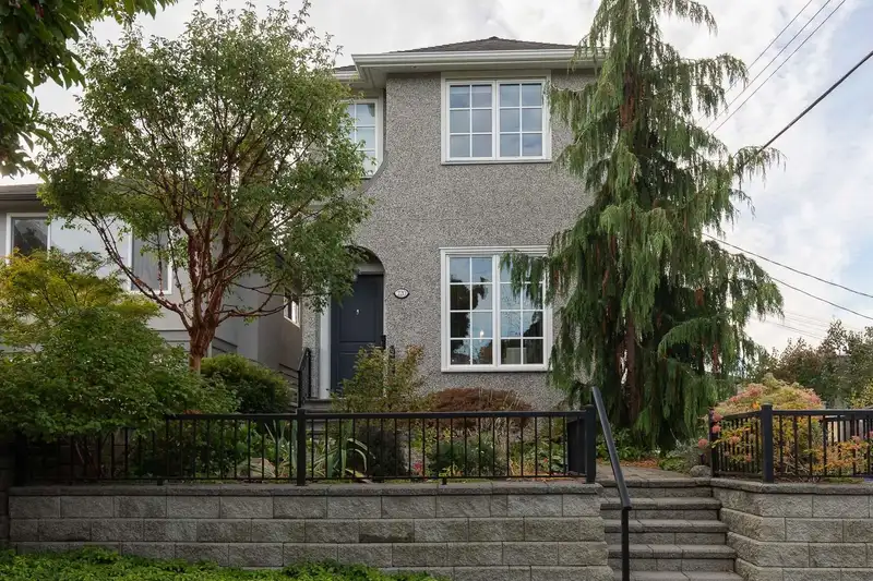 220 E 40TH AVENUE - photo 1 of 31