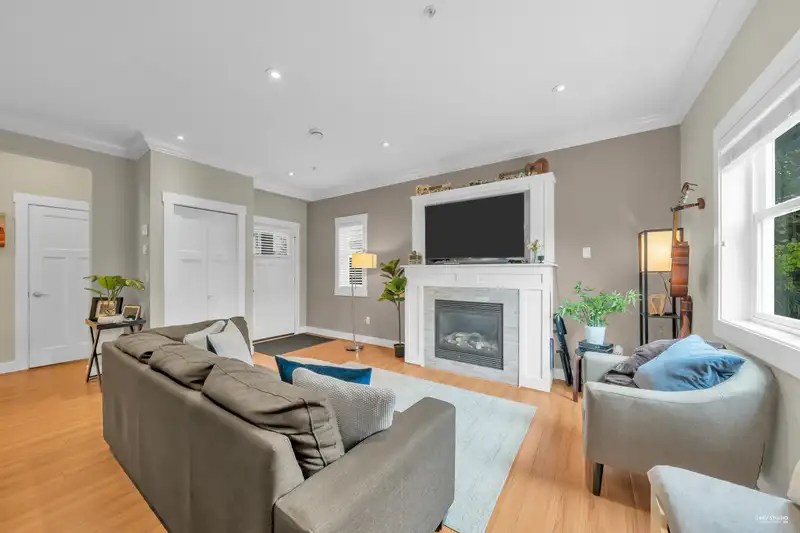 723 E 12TH AVENUE - photo 3 of 39