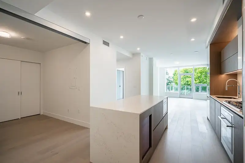 212 1342 JOHNSTON ROAD - photo 3 of 27