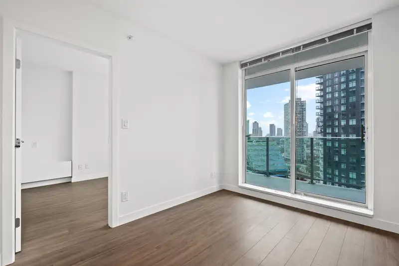1507 13655 FRASER HIGHWAY - photo 2 of 33