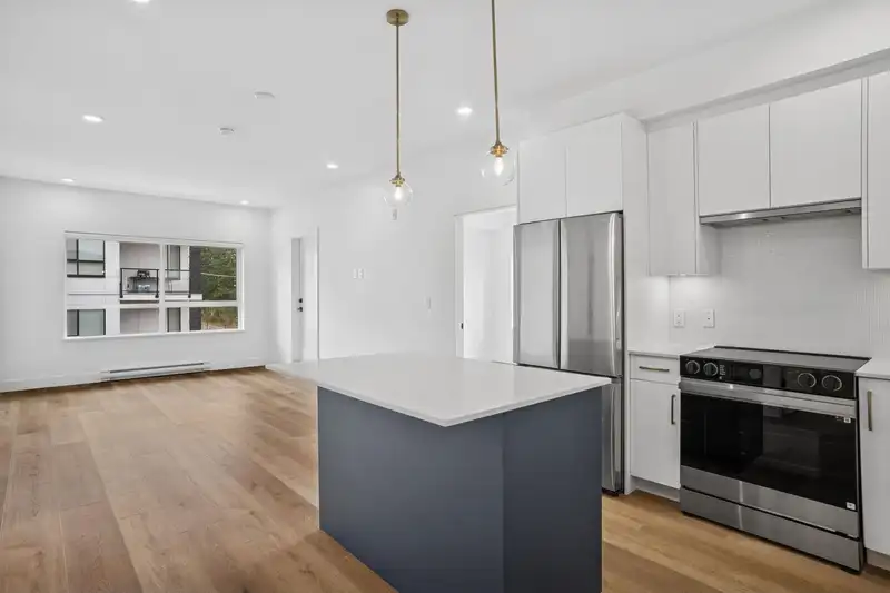 305 20286 72B AVENUE - photo 2 of 23