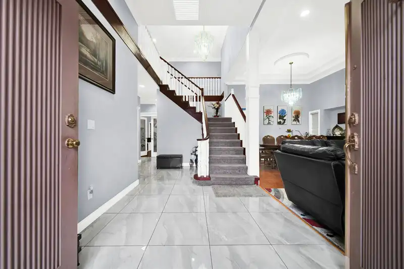 6332 125A STREET - photo 3 of 34