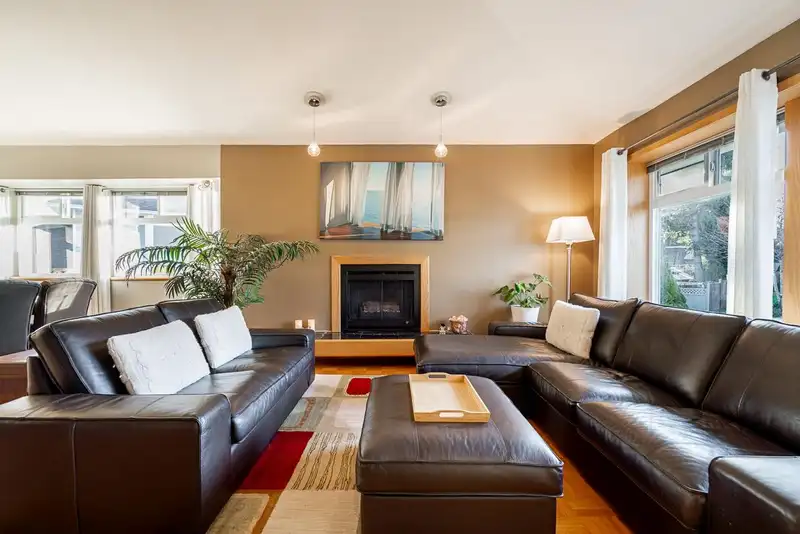 7926 161 STREET - photo 4 of 40