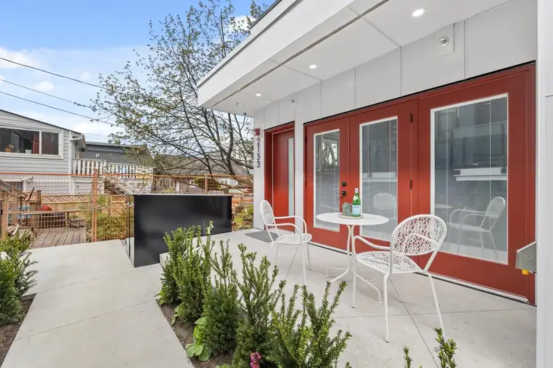 2133 E PENDER STREET - photo 2 of 27