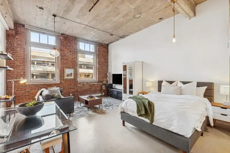 206 546 BEATTY STREET - photo 1 of 33