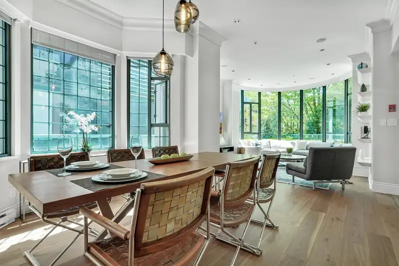 281 SMITHE STREET - photo 2 of 40