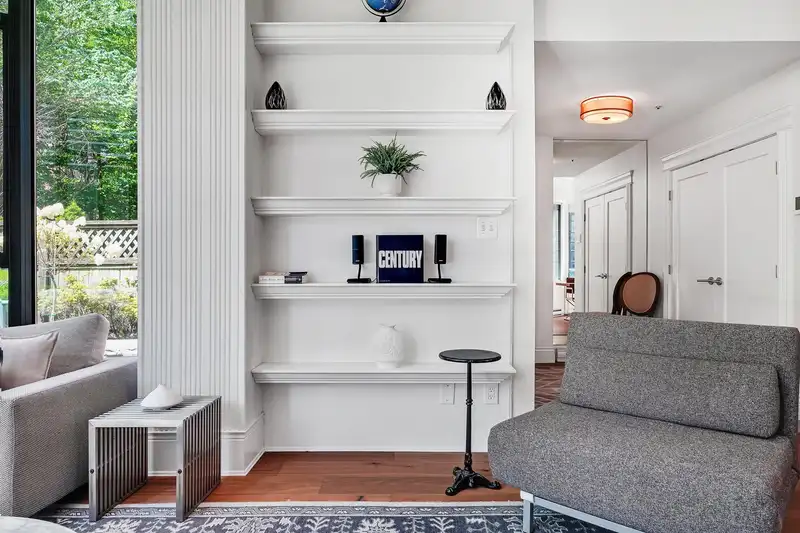 281 SMITHE STREET - photo 3 of 40