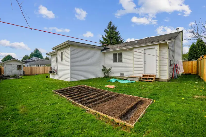7387 123 STREET - photo 4 of 39