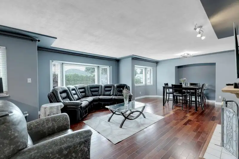20140 ASHLEY CRESCENT - photo 2 of 40