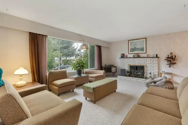 11138 84B AVENUE - photo 3 of 37