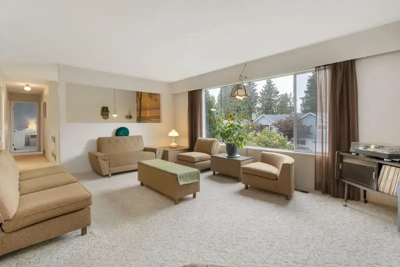 11138 84B AVENUE - photo 4 of 37