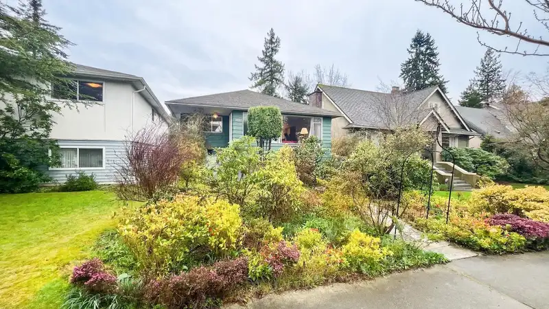 2810 W 31ST AVENUE - photo 2 of 35