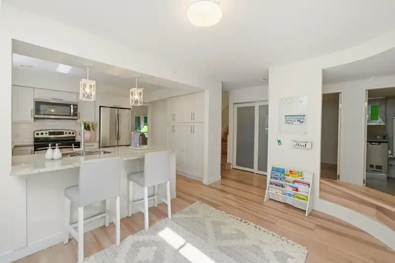 27 1001 NORTHLANDS DRIVE - photo 2 of 35