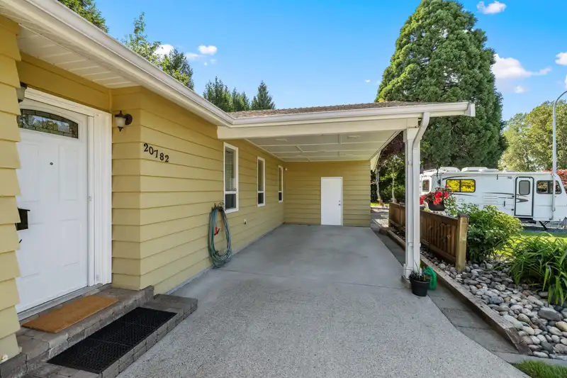 20782 52 AVENUE - photo 3 of 40