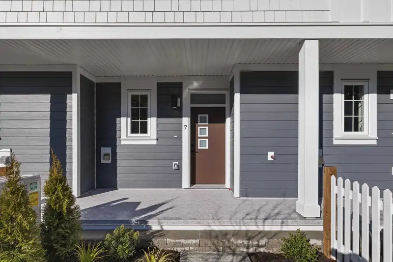 6 2808 ST. GEORGE STREET - photo 3 of 40