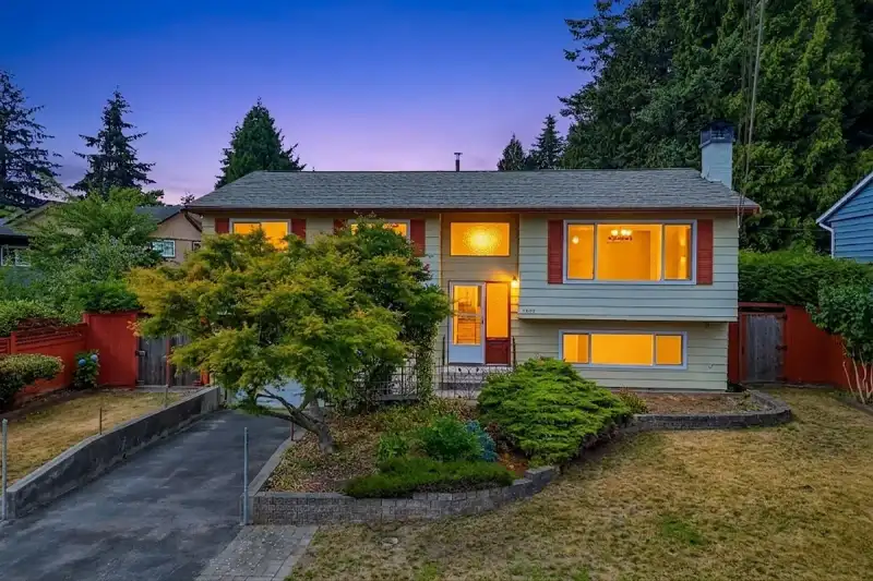 11411 78 AVENUE - photo 1 of 40