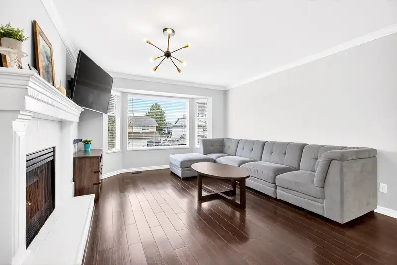 20126 WANSTEAD STREET - photo 4 of 40