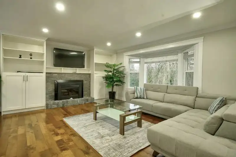 18369 21A AVENUE - photo 2 of 22