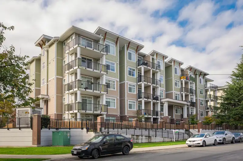 111 20696 EASTLEIGH CRESCENT - photo 1 of 40