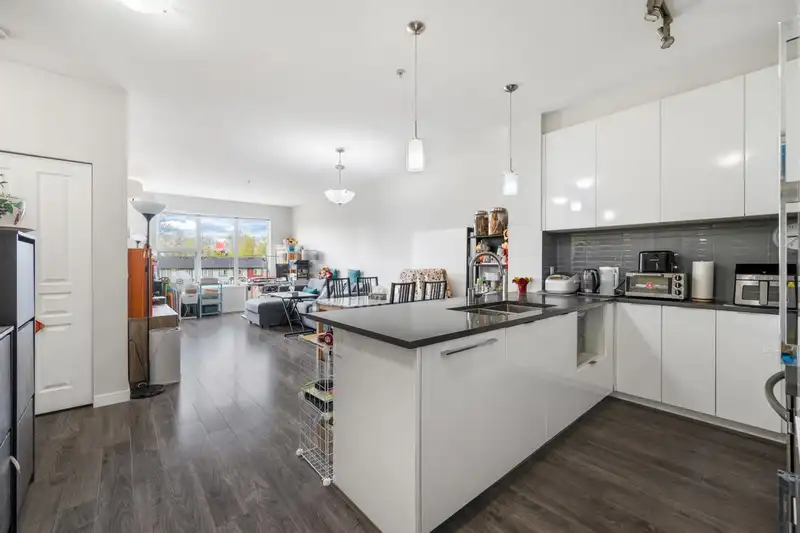 320 9311 ALEXANDRA ROAD - photo 2 of 28