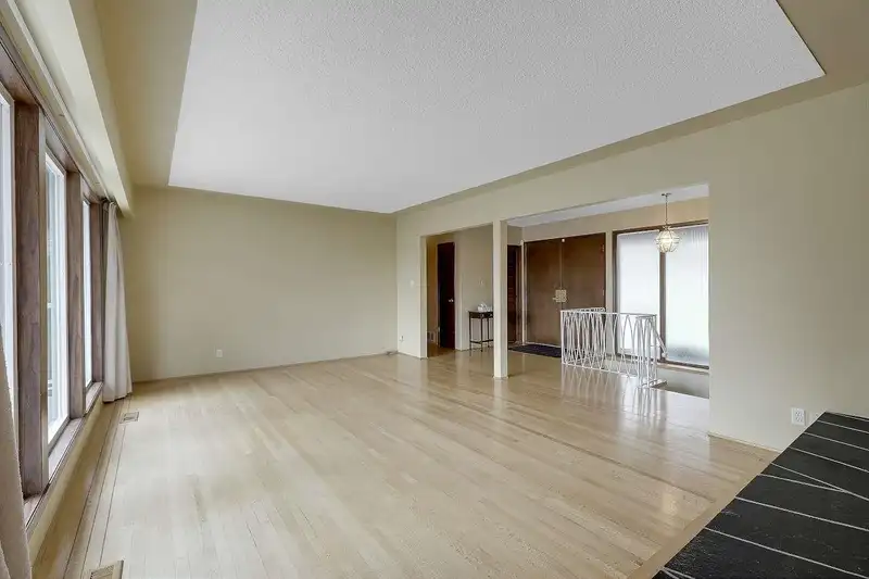 13753 114 AVENUE - photo 4 of 39