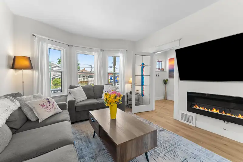 178 E KING EDWARD AVENUE - photo 1 of 34