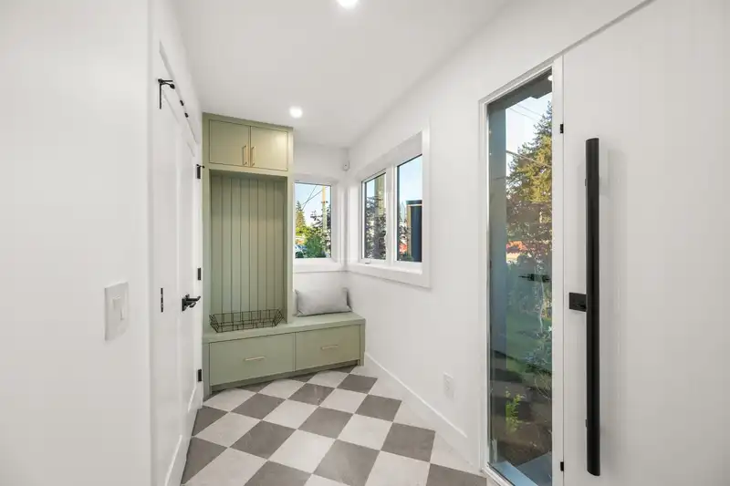 2 2491 LYNDEN STREET - photo 4 of 37