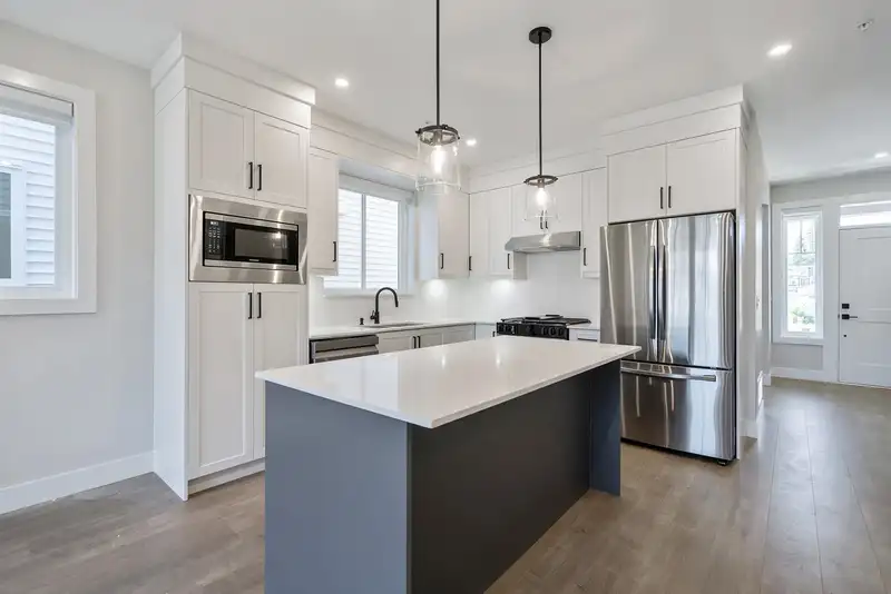 20531 76 AVENUE - photo 4 of 40