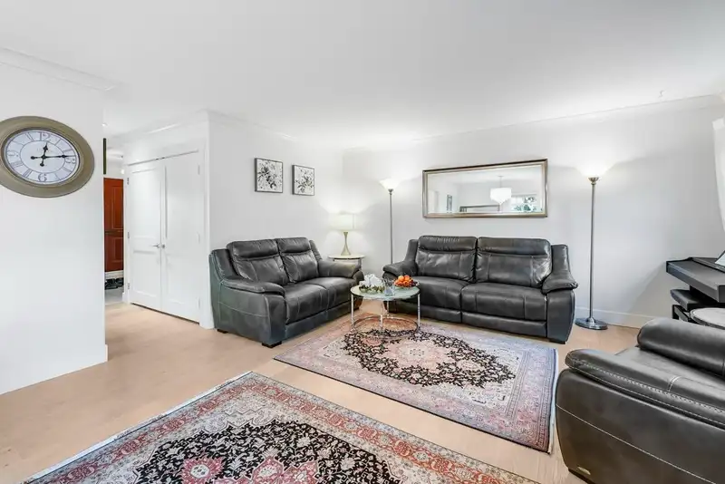 38 889 TOBRUCK AVENUE - photo 3 of 39
