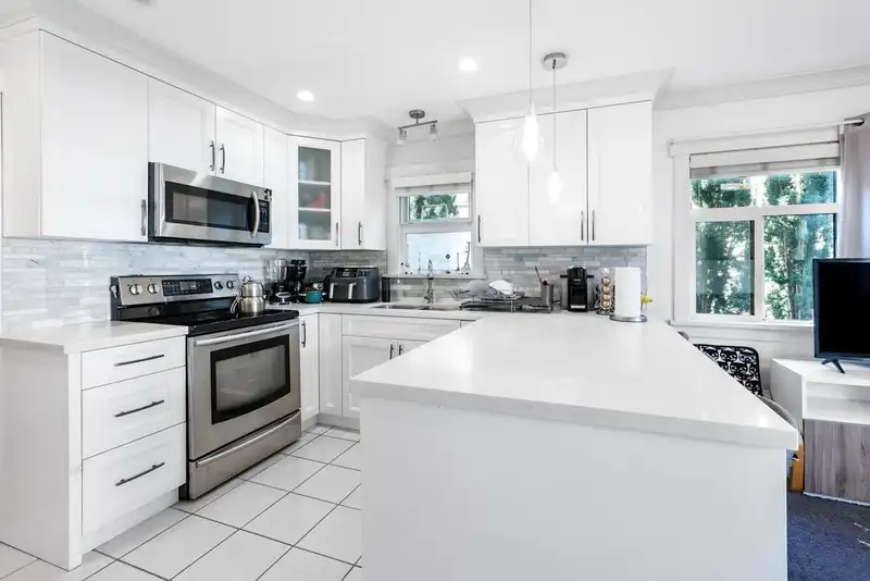 38 889 TOBRUCK AVENUE - photo 4 of 39