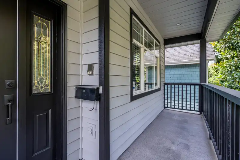 1546 E 2ND AVENUE - photo 4 of 37