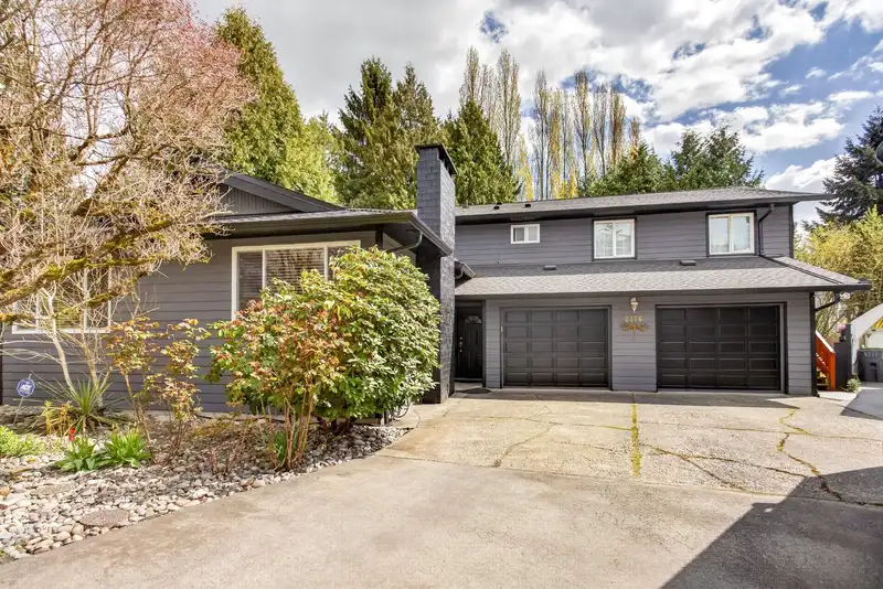 2176 LAURIER AVENUE - photo 2 of 40