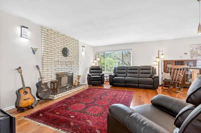 2176 LAURIER AVENUE - photo 3 of 40