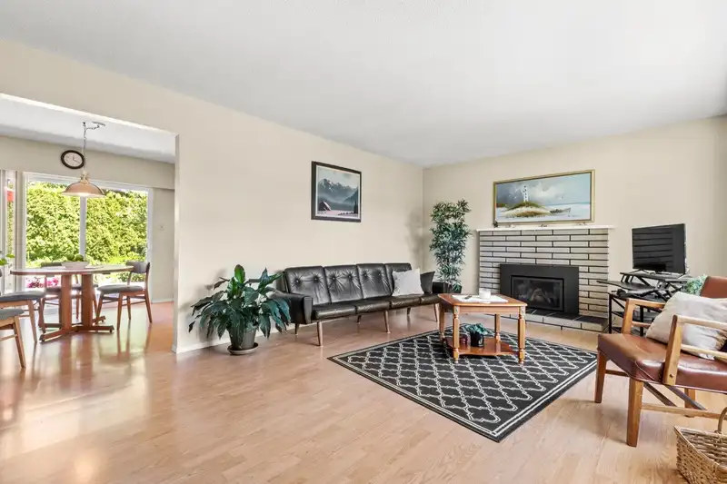 15817 GOGGS AVENUE - photo 3 of 24