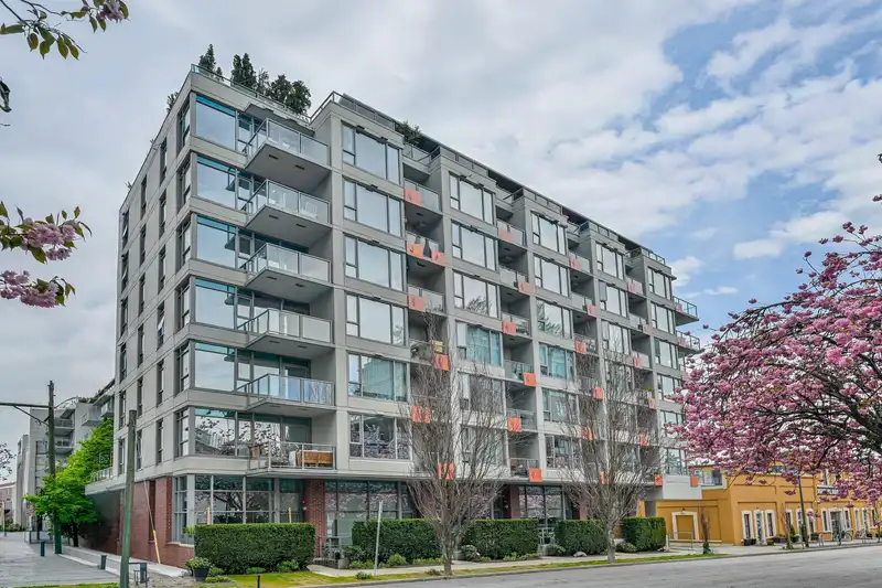 509 251 E 7TH AVENUE - photo 1 of 22