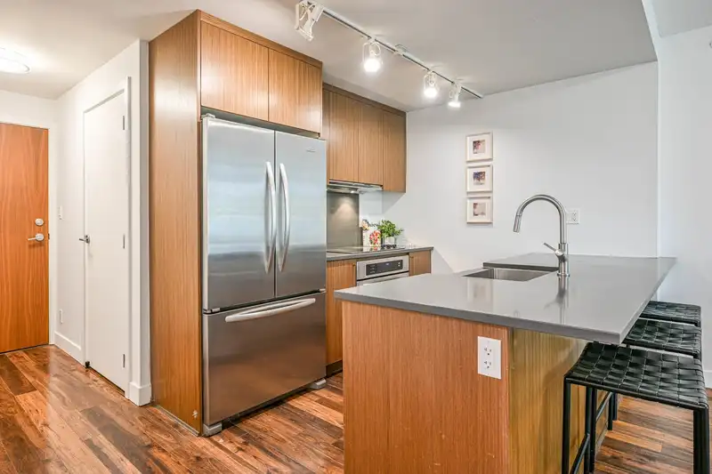 509 251 E 7TH AVENUE - photo 4 of 22