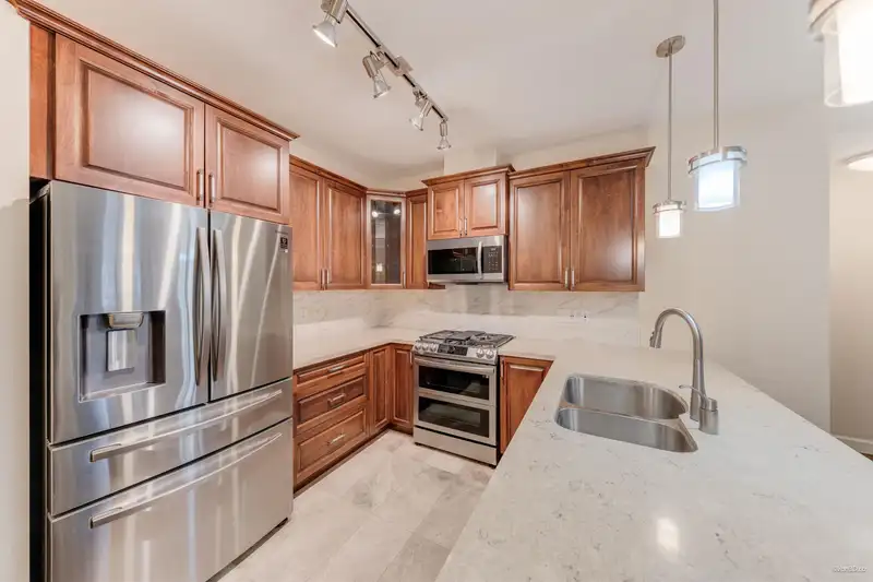 208 20325 85 AVENUE - photo 3 of 27