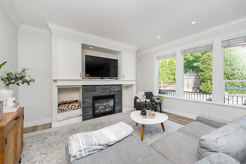 7078 179 STREET - photo 4 of 36