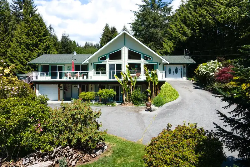 2556 LOWER ROAD - photo 1 of 40