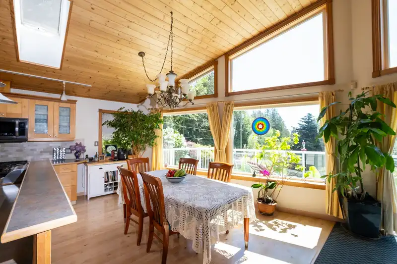 2556 LOWER ROAD - photo 4 of 40