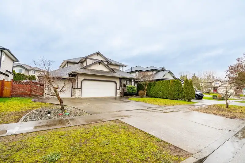 6119 166A STREET - photo 2 of 38