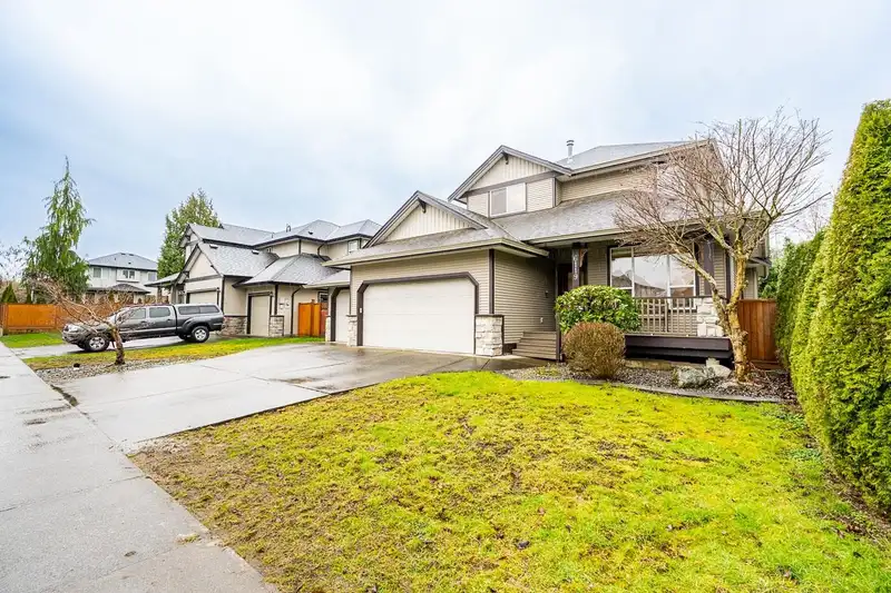 6119 166A STREET - photo 3 of 38