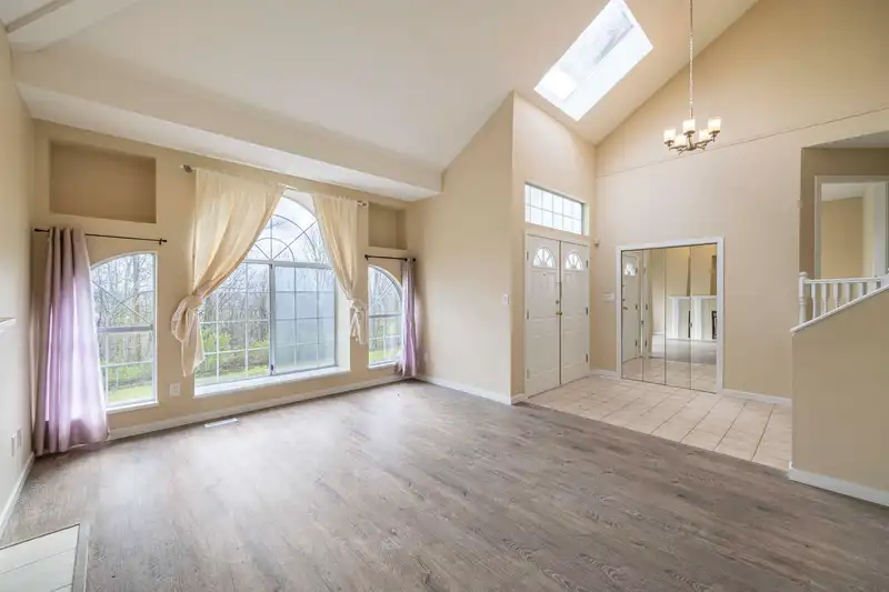 470 RIVERVIEW CRESCENT - photo 4 of 32